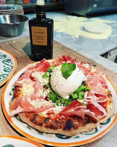 Pizza con burrata e prosciutto crudo