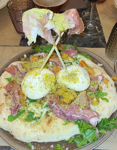 Pizza con pistacchio e burrata