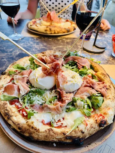Pizza gourmet con calice di vino