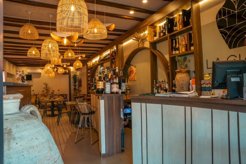 Il bancone bar di Fontanelle con luci calde