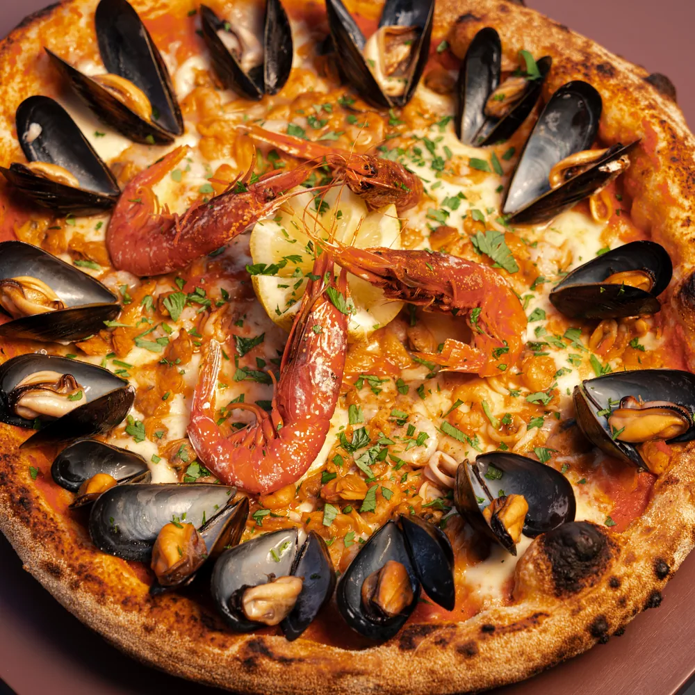 Pizza ai frutti di mare con cozze e gamberi rossi