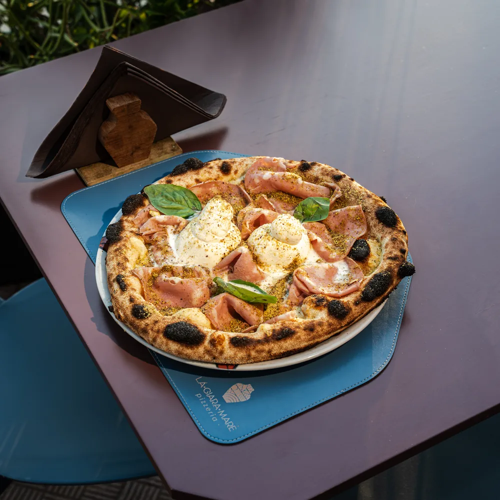 Pizza gourmet con mortadella, burrata e pistacchio