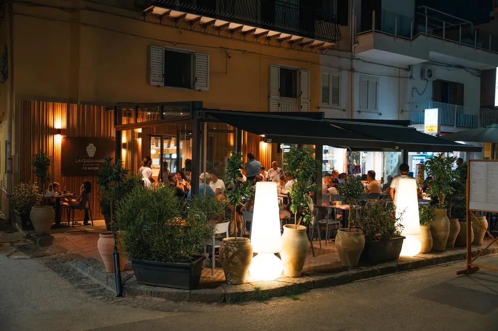 La terrazza di San Leone illuminata di sera